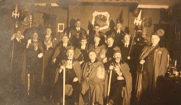 Historische Aufnahme einer Schlaraffia-Sippung